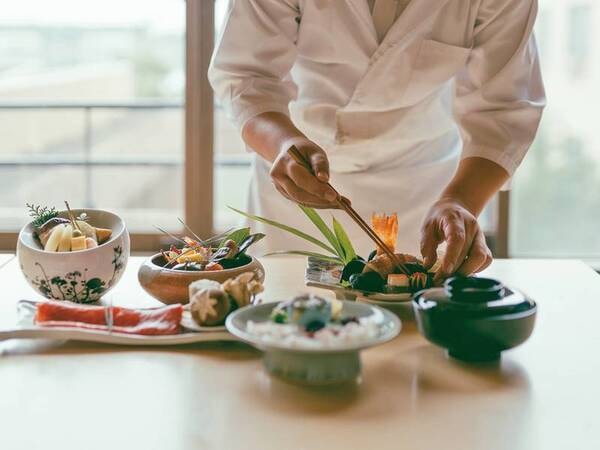 料理人が1品1品丁寧に盛り付けます