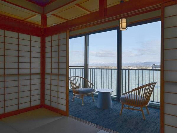 【コンフォートコーナールーム 湖白/例】足元まである大きな窓から、美しい柴山潟を心ゆくまでご覧ください。