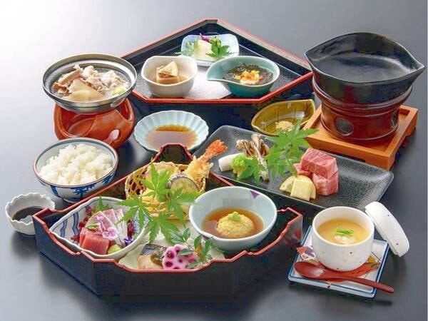 【和食弁当+牛肉料理】天麩羅やお刺身、焼物などの和食弁当に茶碗蒸しと牛肉料理を追加したお食事。4月～9月の牛肉料理は「牛ステーキ」になります。※写真はお料理イメージ。