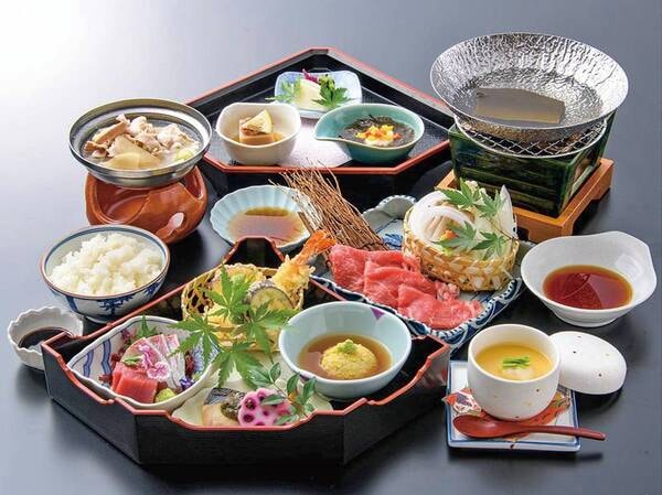【和食弁当+牛肉料理】天麩羅やお刺身、焼物などの和食弁当に茶碗蒸しと牛肉料理を追加したお食事。10月～3月の牛肉料理は「牛しゃぶしゃぶ鍋」になります。※写真はお料理イメージ。