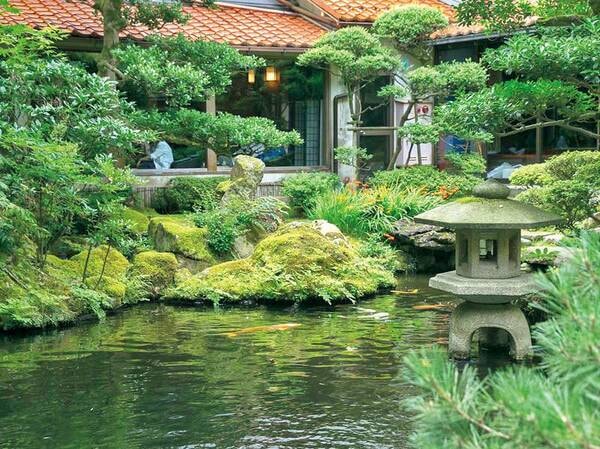 【小堀遠州ゆかりの庭園】四季折々の庭園のうつろいをお楽しみください。お庭は散策もして頂けます。