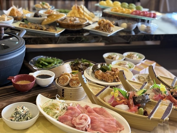夕食時に飲み放題70分♪舟盛付きハーフバイキング/例