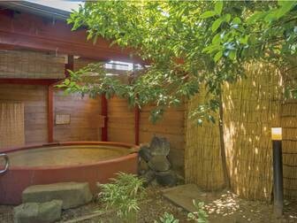 すゞや今日楼／【露天風呂 赤湯】山中塗を模したお椀風呂で源泉かけ流しの良湯を満喫