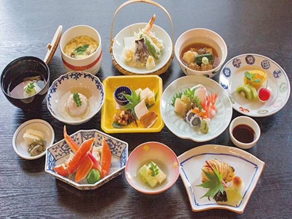【加賀和食コース/例】季節に合わせた加賀料理を堪能できる