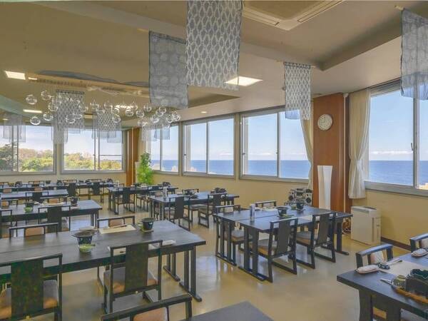 明るく開放的なレストラン。