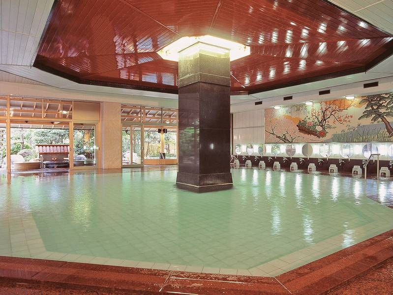 【男性大浴場/夢殿】サウナ・ジェット風呂付きの大浴場。信楽焼の陶板で四季が描かれています