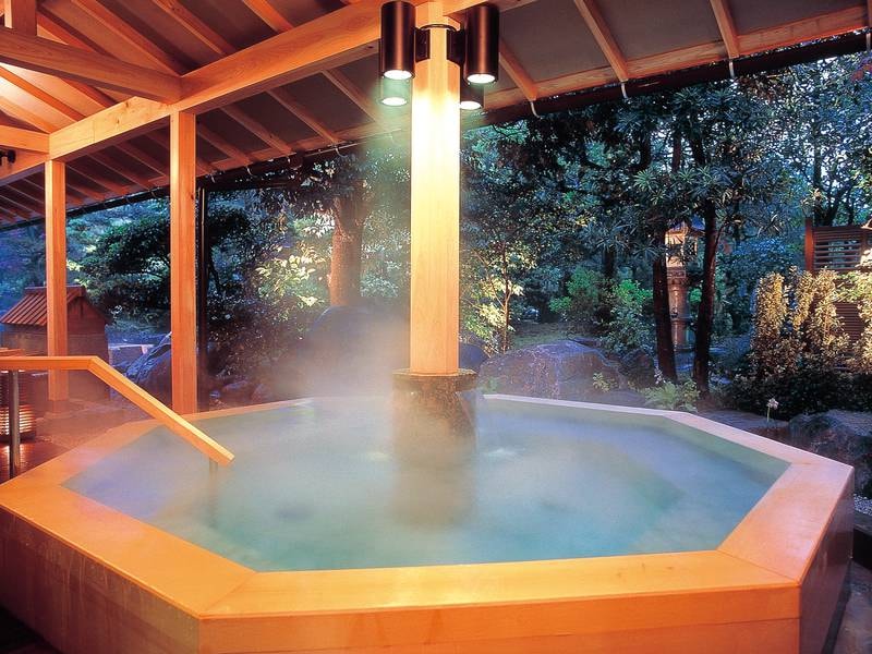 【男性大浴場/夢殿】『八角腰掛風呂』深さが約90cmで中央の柱から四方に出るお湯にスポットライトが幻想的