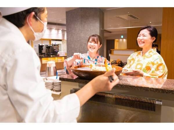 【劇場型ビュッフェ/例】　海老や野菜の天ぷらコーナー