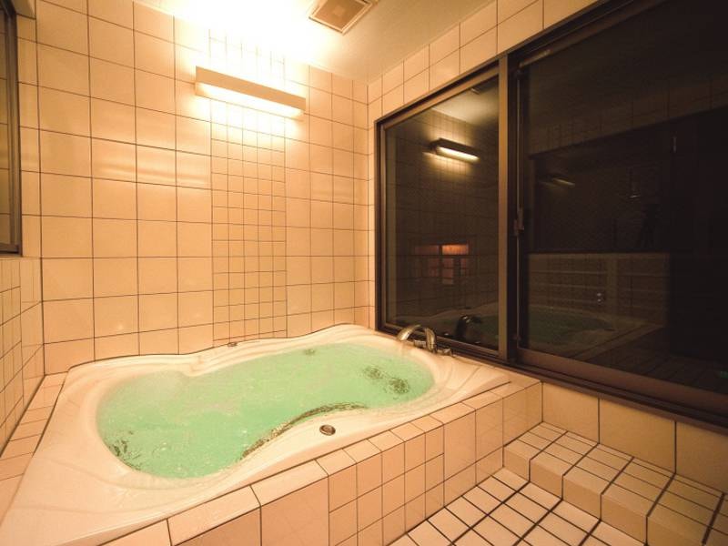 【松石庵2階/貸切風呂】源泉かけ流しの貸切風呂は心身の疲れをほぐす