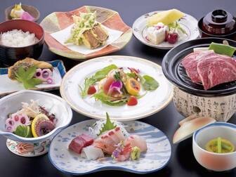 泰澄の杜／【贅沢華会席/例】宿イチオシ！牛の陶板焼きをはじめとする旬の食材を盛り込んだ会席