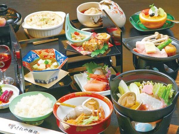 【月替わり旬の海鮮会席/例】宿のエントランスには「いけす」があり、鮮魚を会席で堪能できる