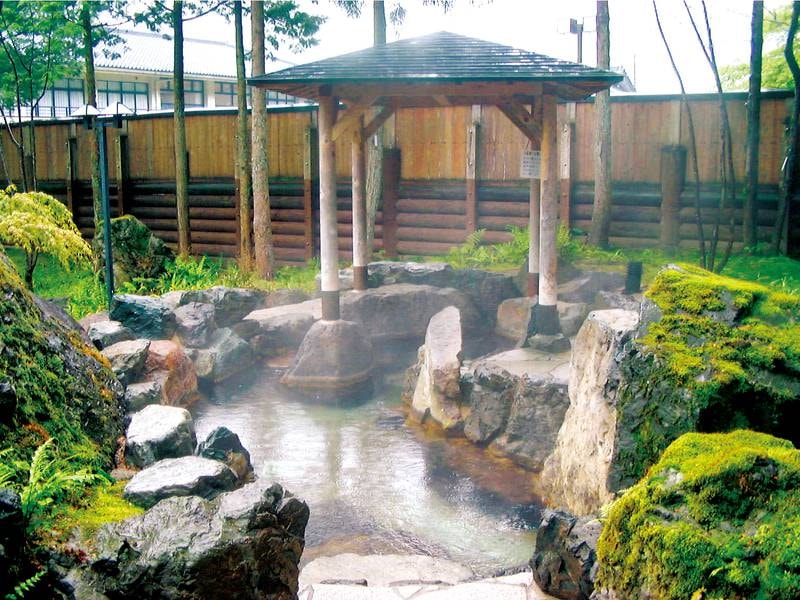 【露天風呂】野趣漂う雰囲気の中、地下約千メートルからくみ上げた温泉を満喫