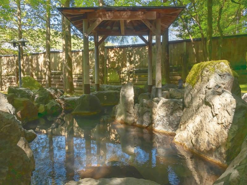 木々に貌まれた露天風呂で、旅の記憶に刻まれる癒しのひとときを。