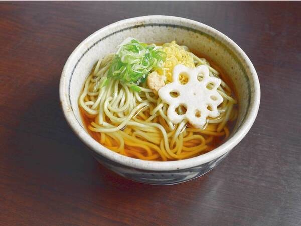 基本会席「華やぎ-HANAYAGI」/例 ハスの葉が練り込まれた名物のはすうどん。はすの里ならではの料理です。
