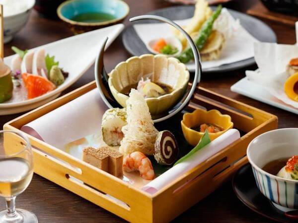 【ゆこ特】【ペット同食半個室食事処付】19500円プラン/例 海の幸、山の幸など素材の旨みを活かした自慢の懐石料理を味わう