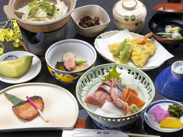 スタンダード会席「葵」会席一例。内容は季節により一部変更になる場合がございます