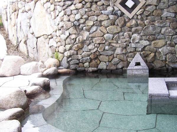 【家族風呂露天】プライベート感覚の家族風呂。露天風呂で温泉と景色を満喫。