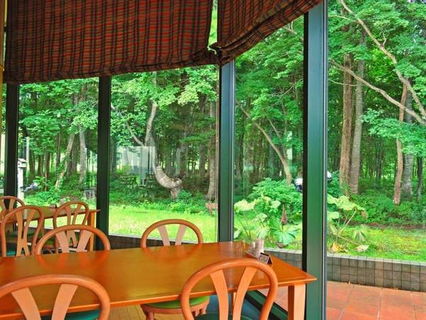 【レストラン】お食事と窓一面に広がる大自然をお楽しみください。
