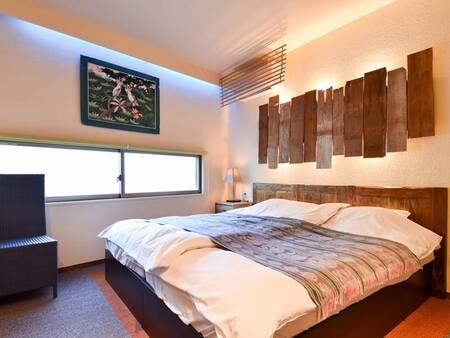 *〔天空〕広々としたお部屋には大きなベッドを。掛け布団も２枚あるので寝返りを打ったときも安心です。
