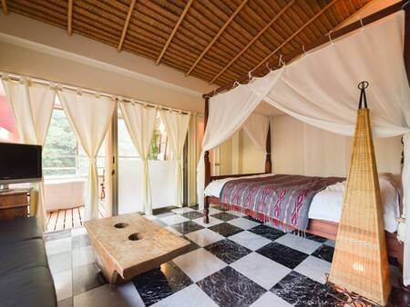 *〔白夜〕アランアラン風の天井、天蓋つきのベッドはまるでバリのリゾートのような雰囲気。