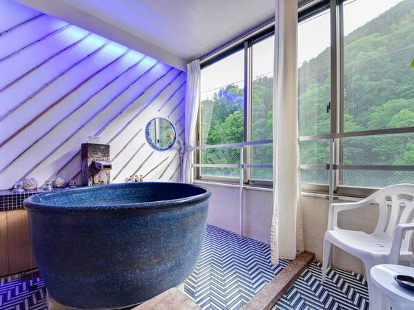 *〔瑠璃〕お風呂ももちろん青色。自慢の温泉で心ゆくまでお楽しみください