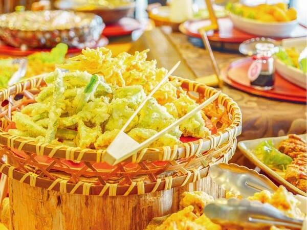 【朝食】地元の食材とふんだんに取り入れた朝食ビュッフェ/一例