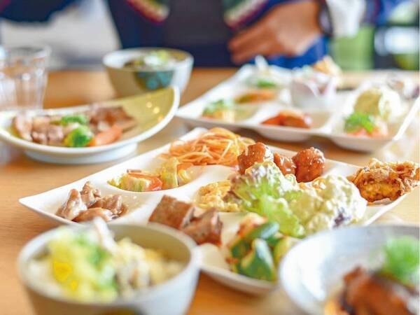 【朝食】地元の食材とふんだんに取り入れた朝食ビュッフェ/一例
