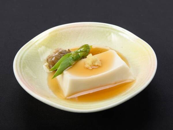 
【精進料理　一例】口当たりのやわらかい、あんかけのお豆腐。生姜が風味を引き立てます。