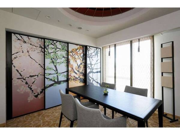 スイートルームは寝室とリビングを梅の木の四季を表現した襖で仕切れます。/一例
