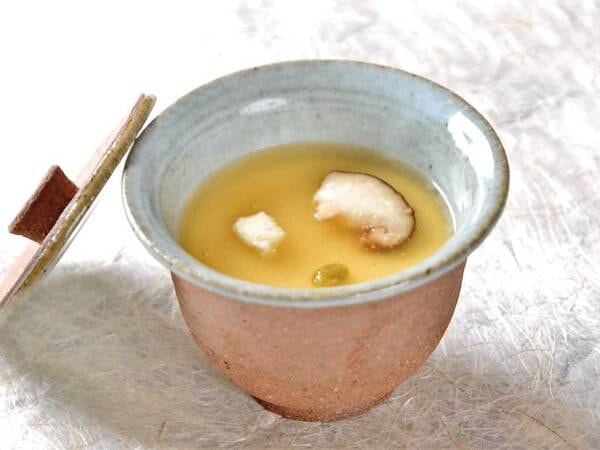 飛騨産椎茸の茶碗蒸し。何日も乾燥させた旨味が凝縮した椎茸をお出汁にのせた優しい味わいの茶碗蒸し。