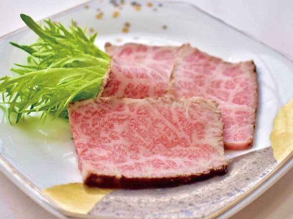 筋肉の仕組みも考えて低温調理した飛騨牛ローストビーフは自慢の一品です。/例