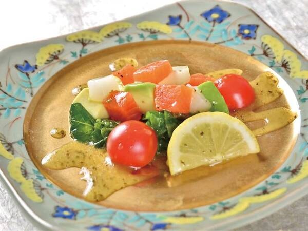 飛騨サーモンのカルパッチョを森のバター、アボカドとともに。/例