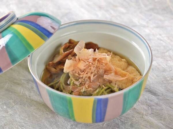 飛騨なめこの茶蕎麦は夏はひんやり、冬はほんのり温かく、宗田鰹や潤目鰯、葱などでお出汁をとっております。/例