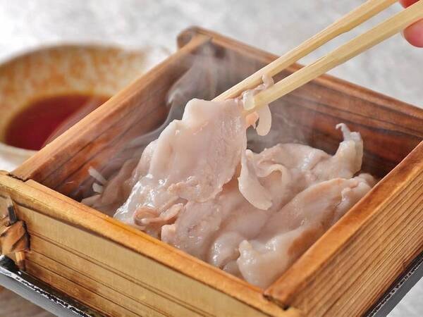 飛騨豚納豆喰豚(なっとく豚)の温泉蒸籠蒸しは肉の旨味と脂の甘味が最高です。/例