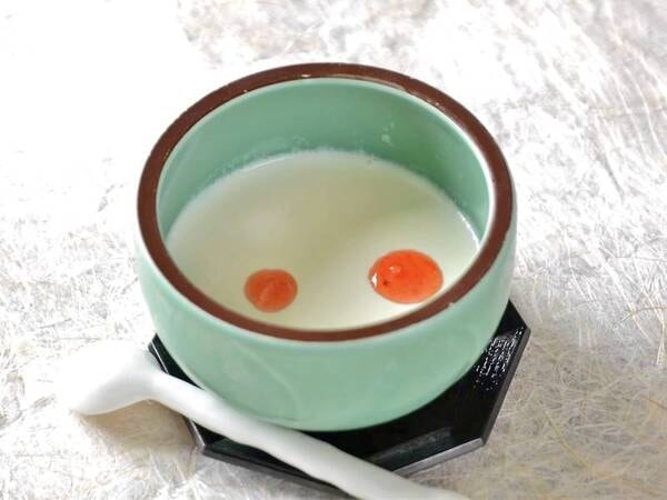 ほんのりと甘みがある飛騨牛乳を使用したなめらかな!自家製パンナコッタ。/例