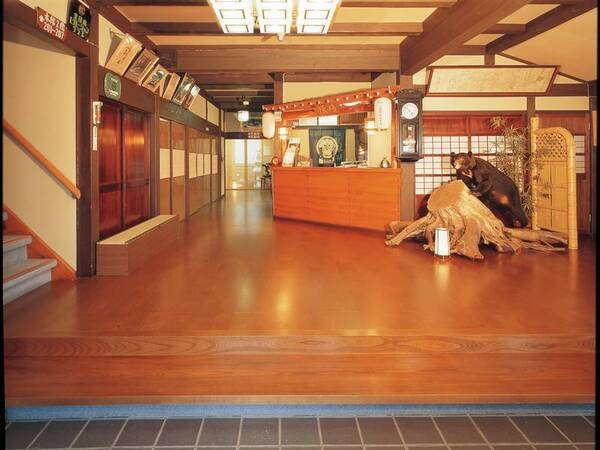 【玄関ロビー】古き良き和風旅館の趣を感じさせる設え