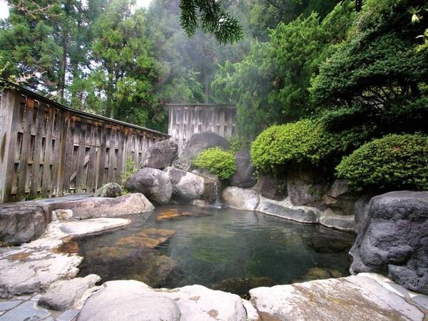 【露天風呂】自然に囲まれた野趣あふれる露天風呂