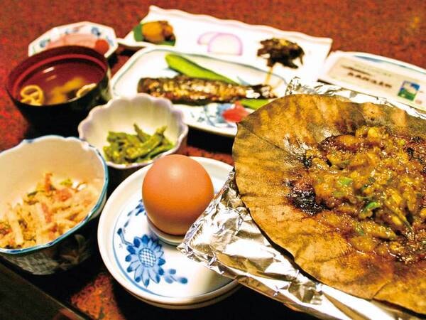 【朝食/例】朴葉みそや川魚の甘露煮などを中心に、ご飯を美味しく食べられる和朝食をご用意