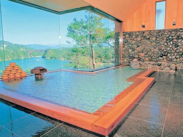 【大浴場】恵那峡の雄大な景色を望む！山の中にあるしょっぱい温泉を堪能