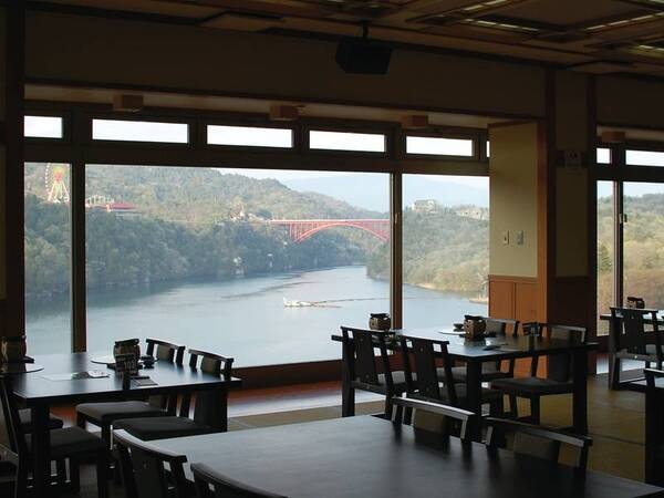 【食事会場/例】全席が椅子・テーブル席のレストラン。恵那峡の絶景を眺めながらゆったりお食事