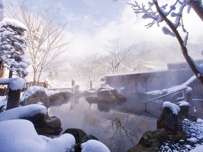 【露天風呂（冬）】冬場は雪見露天も楽しめる。