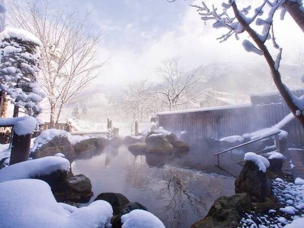 【露天風呂（冬）】冬場は雪見露天も楽しめる。