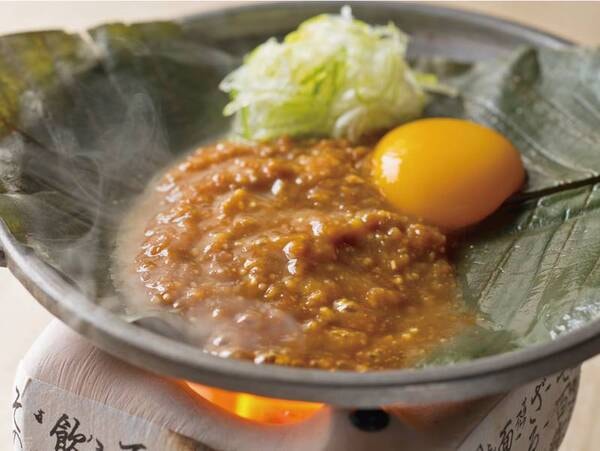 【朝食一例】飛騨名物 朴葉味噌焼き。お味噌を朴葉の上でグツグツ、朝でも嬉しい逸品です!