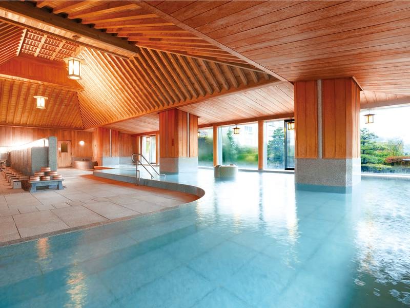【下留の湯】天井・壁が檜造りの大浴場