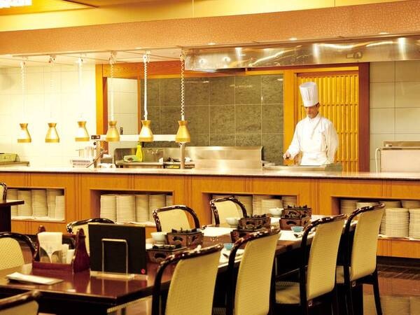 和食、洋食それぞれのオープンキッチンを備え付けたダイニングで、臨場感あふれる音や香りを味わう/写真例