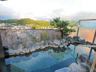 飛騨花里の湯　高山桜庵（共立リゾート）／【最上階大浴場：露天風呂】高山の町並や北アルプスを一望できる絶好のロケーション