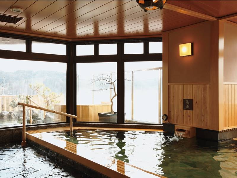 【最上階大浴場：内湯】檜の香りを楽しめる贅沢な浴槽