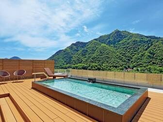 鵜匠の家 すぎ山/【昼の露天風呂】清流長良川の穏やかな流れと、金華山の山頂に佇む岐阜城。屋上露天風呂から望む壮大なパノラマビュー