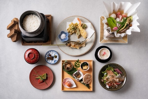 【ぎふの味覚会席（春）/例】鮎の塩焼きや旬の天婦羅など、岐阜県の旬の食材を様々な調理法でご提供
