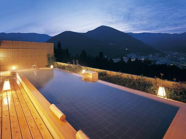 温泉街の高台に位置するアルメリアの、8F展望露天風呂！夜の夜景や朝の日の出をお楽しみください。